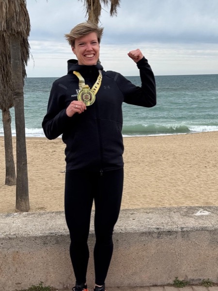 Marinda den Hollander met haar medaille van het WK DEKA Strong